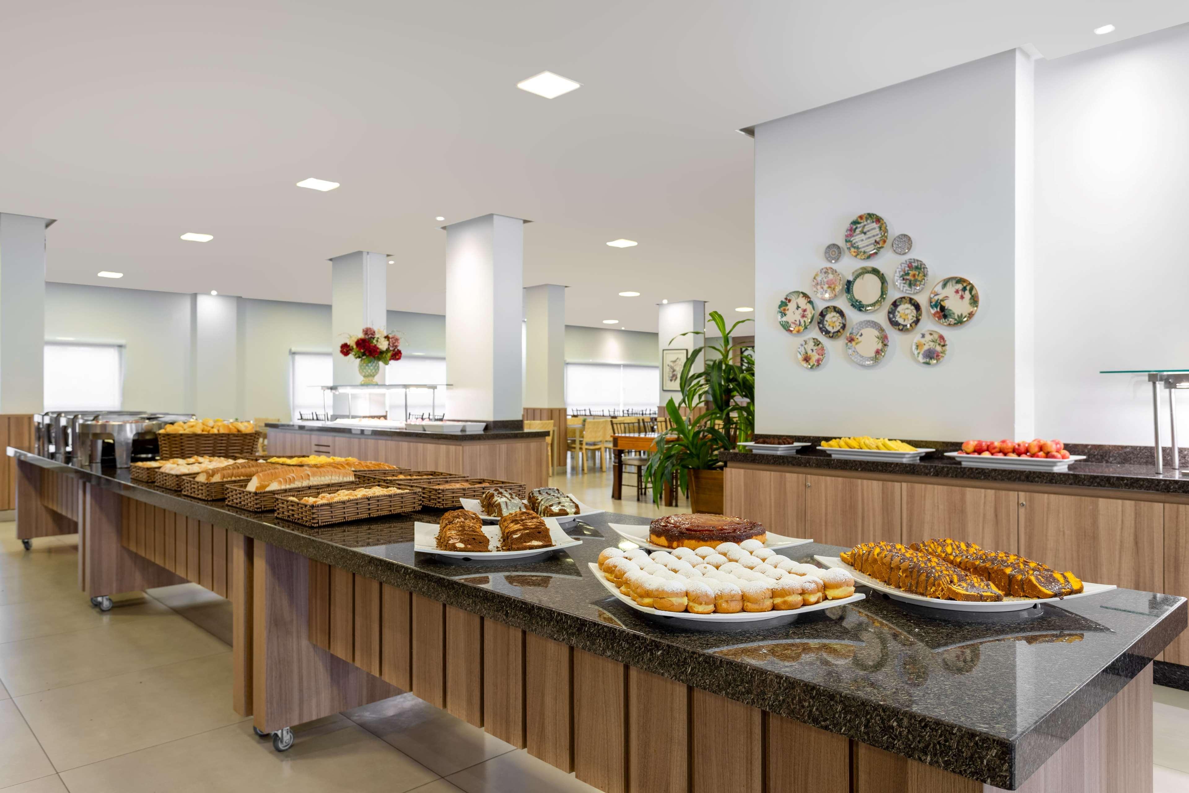 Wyndham Olimpia Royal Hotels Eksteriør bilde A buffet at a hotel