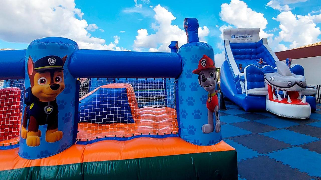 Wyndham Olimpia Royal Hotels Eksteriør bilde Paw Patrol bouncy castle