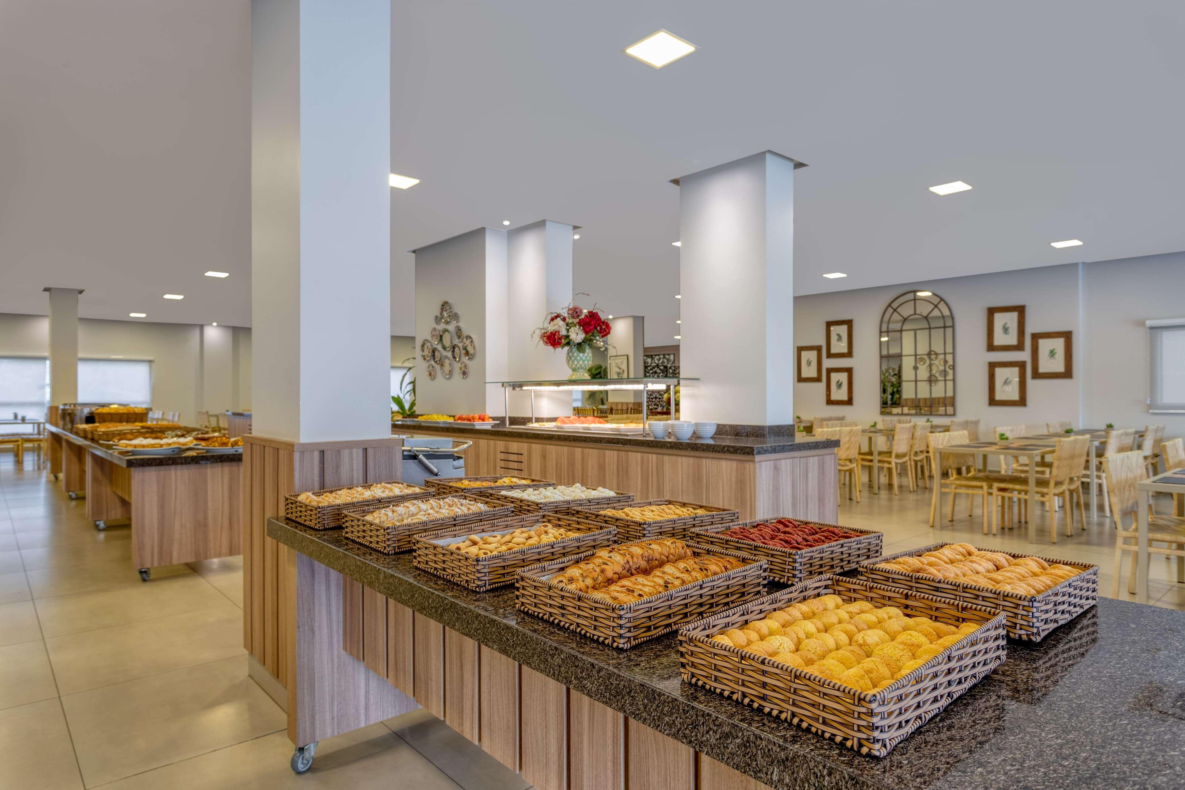 Wyndham Olimpia Royal Hotels Eksteriør bilde A buffet at a hotel