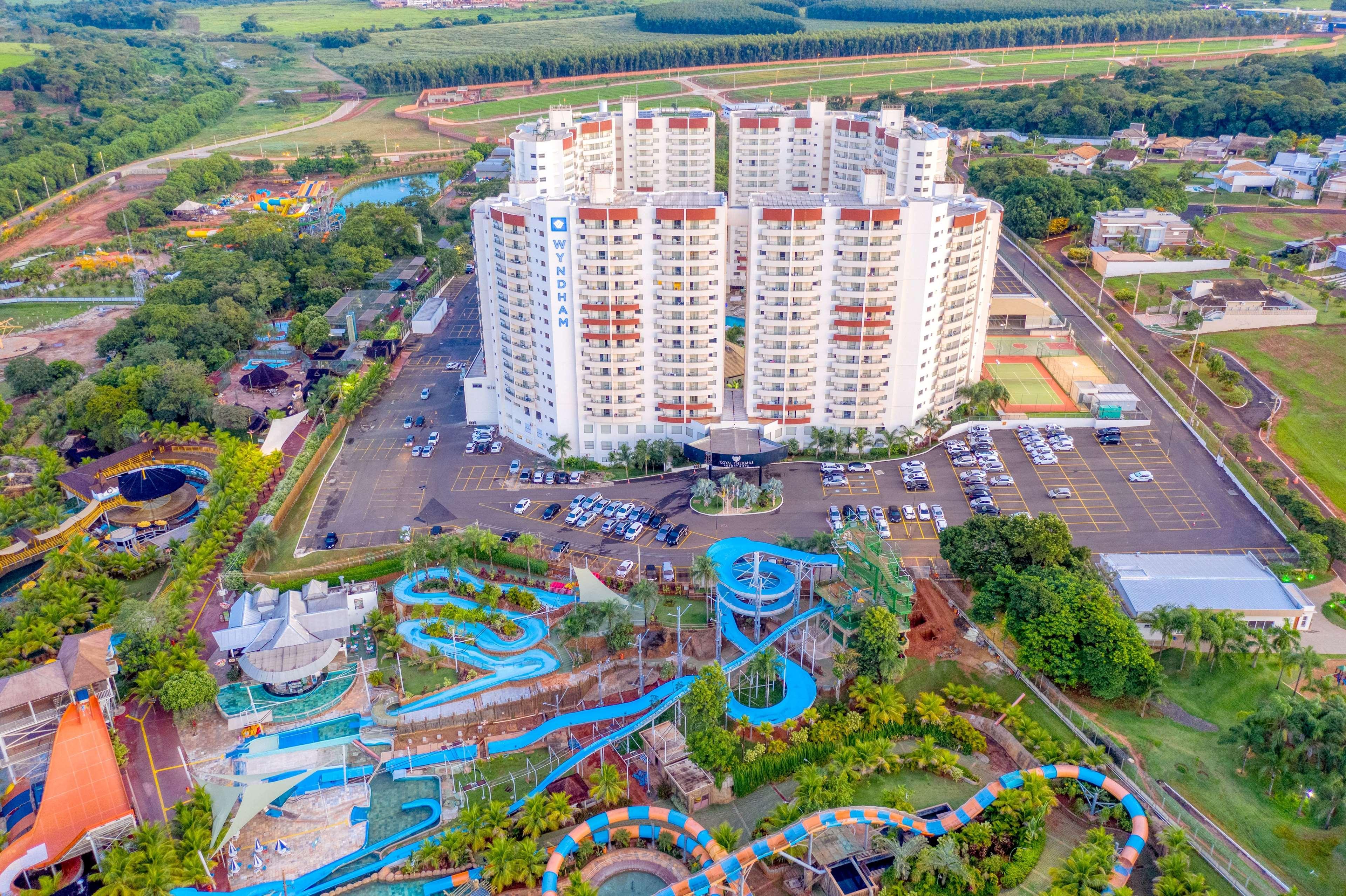 Wyndham Olimpia Royal Hotels Eksteriør bilde Aerial view of the hotel and water park