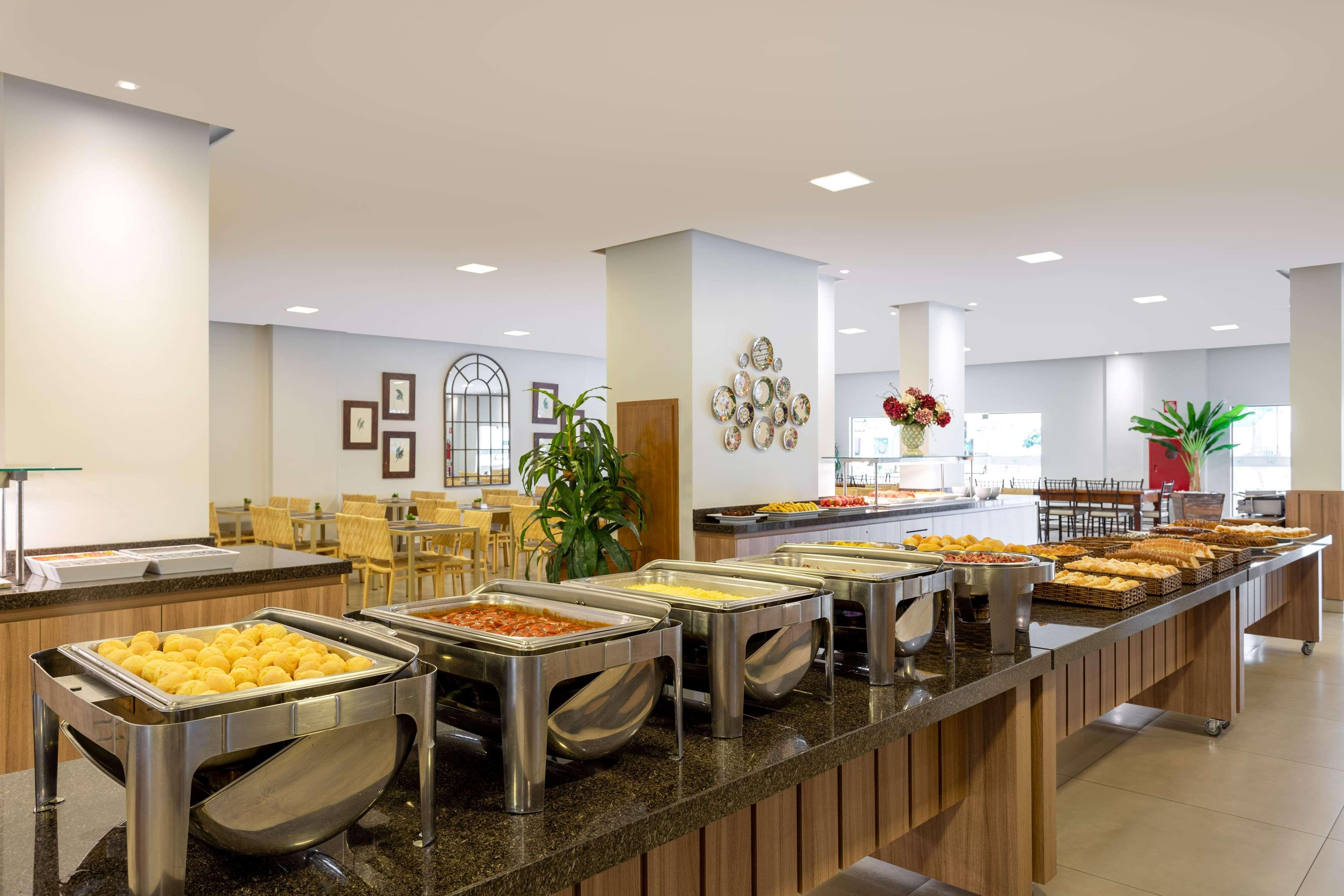 Wyndham Olimpia Royal Hotels Eksteriør bilde Buffet at a hotel