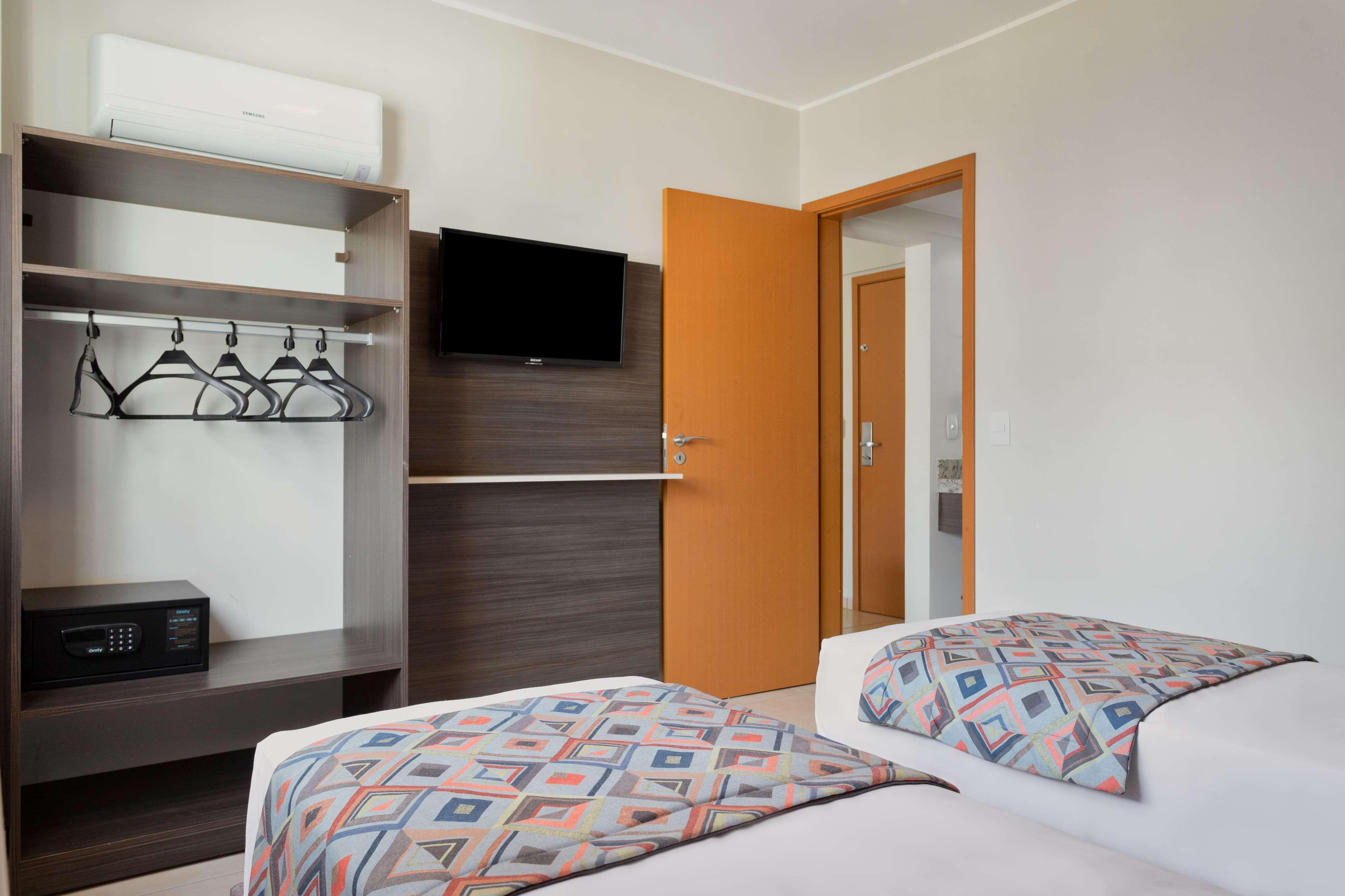 Wyndham Olimpia Royal Hotels Eksteriør bilde A typical room at a Holiday Inn Express